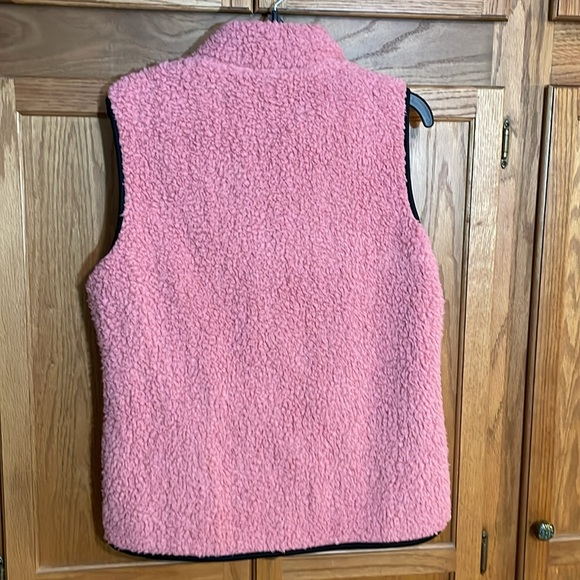 Time & Tru pink fuzzy vest trimmed in black - Picture 2 of 3